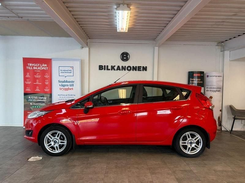 Röd Begagnad 2014 Ford Fiesta Titanium Halvkombi | 49 900 kr (Marknadspris) - Bild 1/4