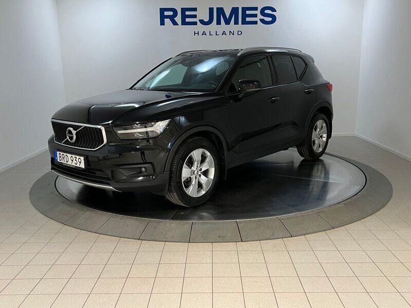 Svart Begagnad 2018 Volvo XC40 Momentum SUV | 299 500 kr (Marknadspris) - Bild 1/4