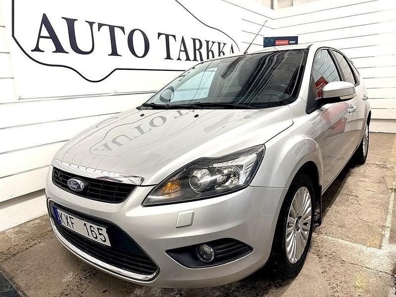 Grå Begagnad 2010 Ford Focus Titanium Halvkombi | 69 000 kr (Lite dyr) - Bild 1/4