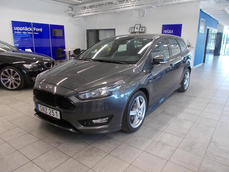 Grå Begagnad 2017 Ford Focus Kombi | 139 400 kr (Dyr) - Bild 1/4