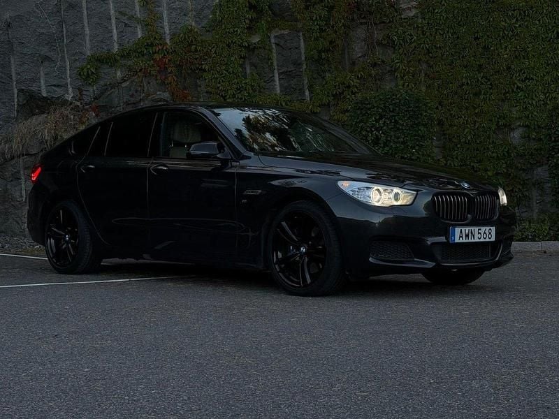 Grå Begagnad 2015 BMW 530 Gran Turismo M Sport Halvkombi | 169 900 kr (Marknadspris) - Bild 1/4
