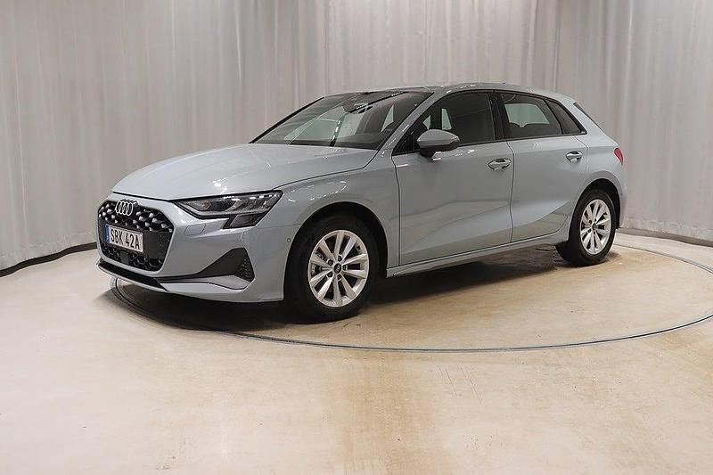 Pilgrå pärleffekt Begagnad 2024 Audi A3 Proline | 299 000 kr (Marknadspris) - Bild 1/4