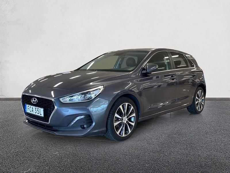 Grå Begagnad 2020 Hyundai i30 Premium Halvkombi | 157 000 kr (Marknadspris) - Bild 1/4