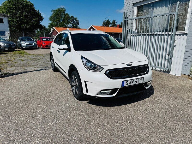 Vit Begagnad 2018 Kia Niro Advance SUV | 189 900 kr (Marknadspris) - Bild 1/4