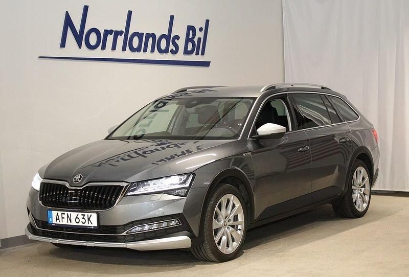 Grå (graphite grey metallic) Begagnad 2022 Skoda Superb Kombi | 329 900 kr (Marknadspris) - Bild 1/4