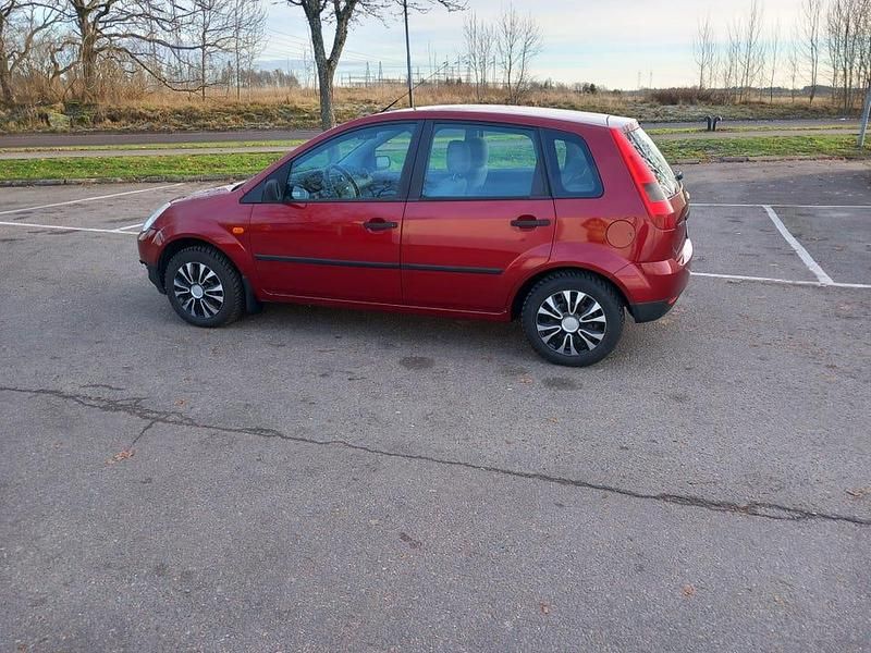 Begagnad 2003 Ford Fiesta Halvkombi | 21 500 kr (Marknadspris) - Bild 1/4