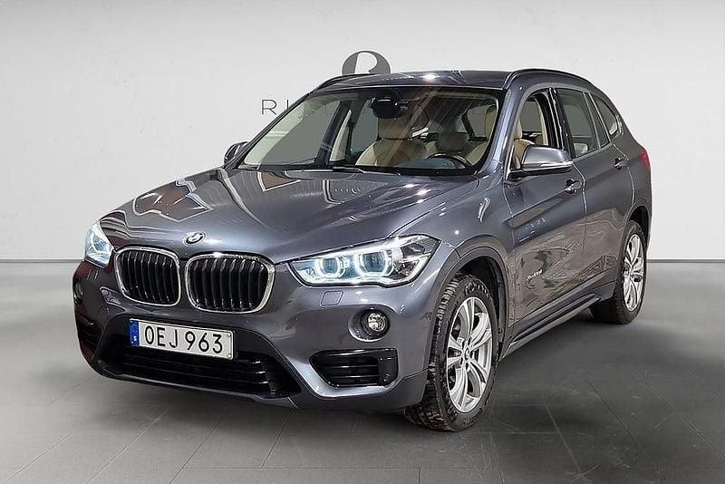 Grå Begagnad 2016 BMW X1 Sport Line SUV | 189 900 kr (Marknadspris) - Bild 1/3