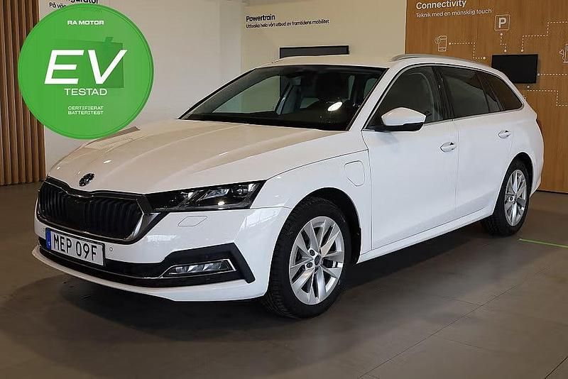 Vit Begagnad 2021 Skoda Octavia Style Kombi | 259 900 kr (Marknadspris) - Bild 1/3