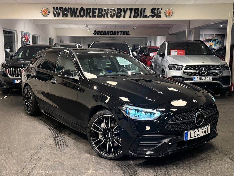 Svart Begagnad 2023 Mercedes C300e AMG Kombi | 479 500 kr (Marknadspris) - Bild 1/4