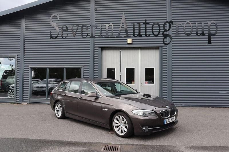 Brun Begagnad 2011 BMW 520 Kombi | 64 900 kr (Superpris) - Bild 1/4