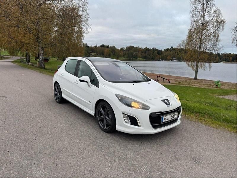 Vit Begagnad 2011 Peugeot 308 GTi Halvkombi | 53 000 kr (Marknadspris) - Bild 1/4