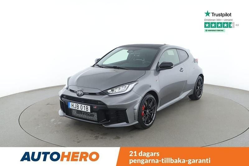 Silver Begagnad 2025 Toyota Yaris Premium Halvkombi | 579 000 kr (Marknadspris) - Bild 1/4