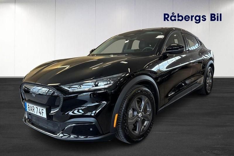Svart Begagnad 2022 Ford Mustang Mach-E Standard Range SUV | 334 800 kr (Marknadspris) - Bild 1/4