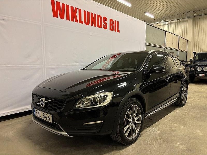Svart Begagnad 2016 Volvo V60 CC Summum Kombi | 209 900 kr (Marknadspris) - Bild 1/4