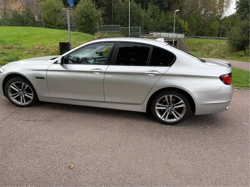 Grå Begagnad 2011 BMW 520 Sedan | 94 000 kr (Marknadspris) - Bild 1/4