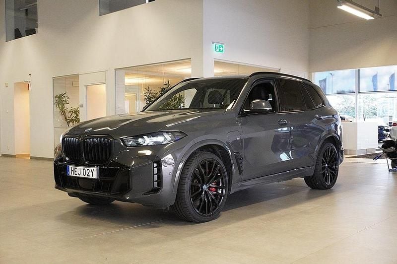 Grå Begagnad 2023 BMW X5 M Sport SUV | 999 800 kr (Marknadspris) - Bild 1/4