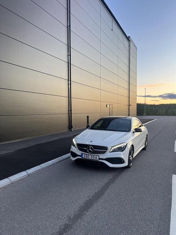 Vit Begagnad 2018 Mercedes CLA200 Sport Sportkupé | 214 900 kr (Bra pris) - Bild 1/3