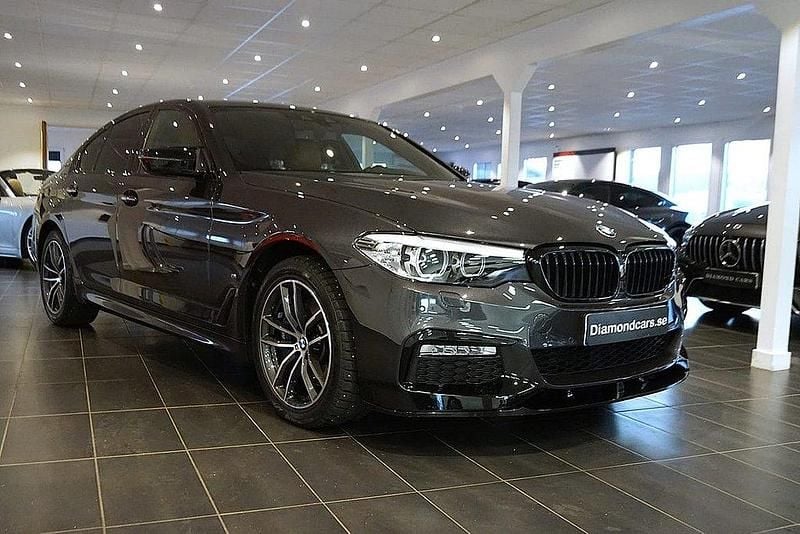 Grå Begagnad 2018 BMW 530e iPerformance Sedan | 279 900 kr (Dyr) - Bild 1/4