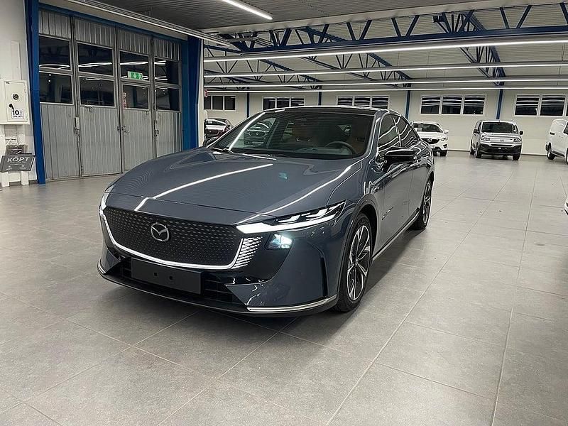 Grå Ny 2025 Mazda 6e Takumi-Line Halvkombi | 472 000 kr (Marknadspris) - Bild 1/4