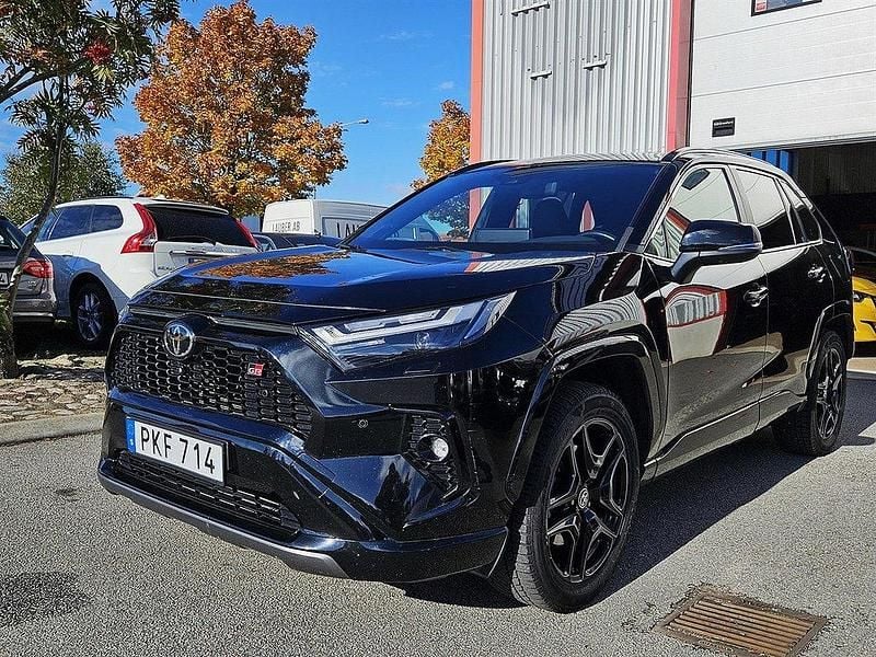 Svart Begagnad 2022 Toyota RAV4 Hybrid Sport SUV | 429 900 kr (Lite dyr) - Bild 1/4