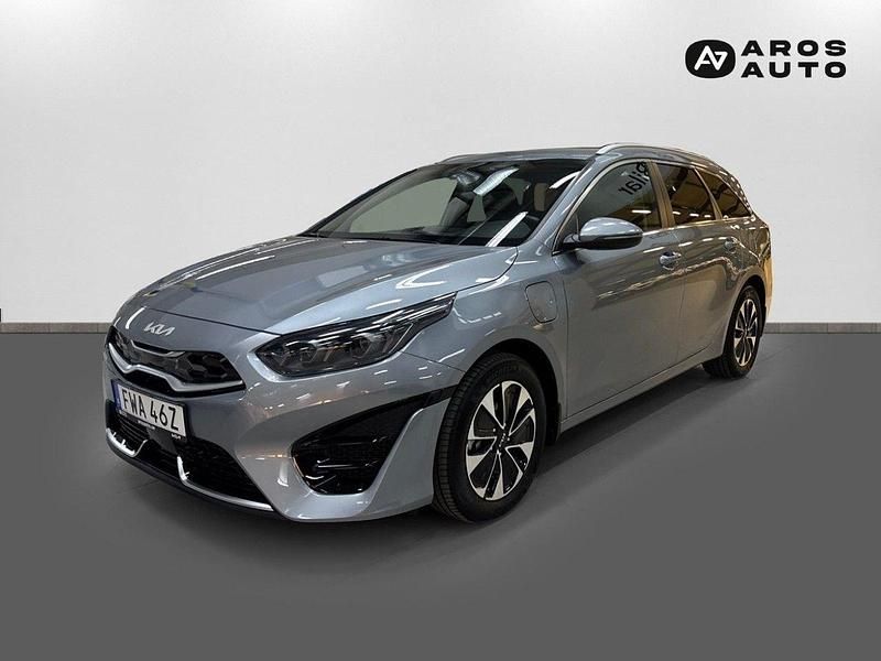 Grå (lunar silver) Begagnad 2024 Kia Ceed Kombi | 309 900 kr (Lite dyr) - Bild 1/4