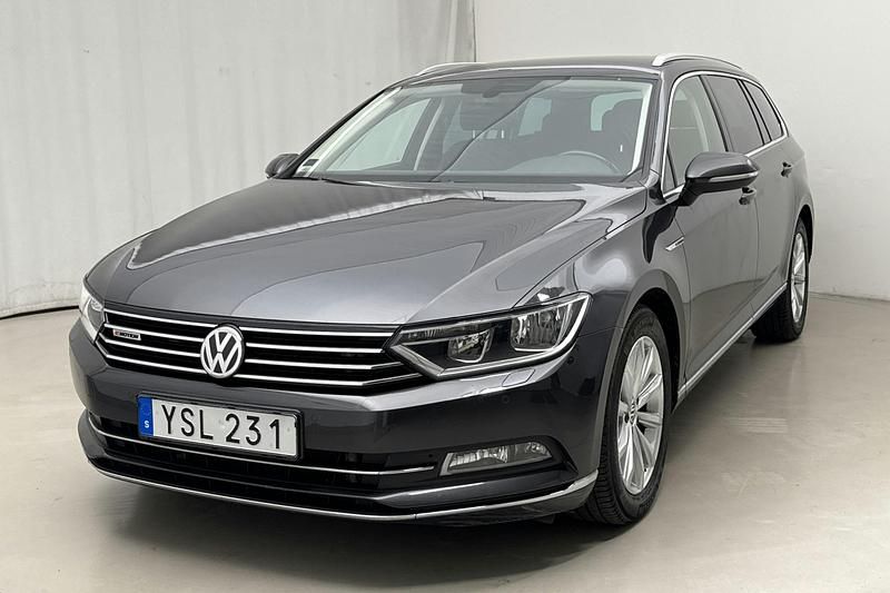 Mörkgrå Begagnad 2018 VW Passat GT Sedan | 204 900 kr (Marknadspris) - Bild 1/4