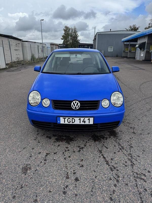 Blå Begagnad 2002 VW Polo Comfortline Halvkombi | 19 000 kr (Marknadspris) - Bild 1/4