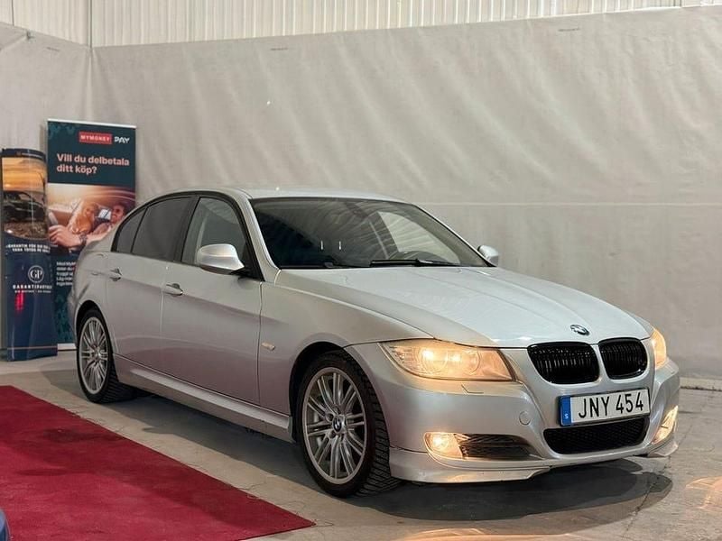 Grå Begagnad 2009 BMW 320 Comfort Edition Sedan | 69 500 kr (Marknadspris) - Bild 1/4