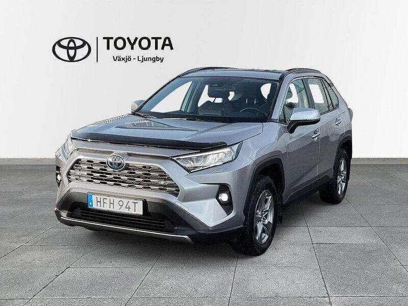 Silver Begagnad 2022 Toyota RAV4 Hybrid Active SUV | 369 000 kr (Marknadspris) - Bild 1/3