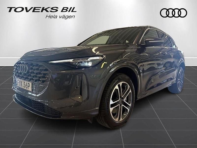 Grå (tamboragrå metallic) Ny 2025 Audi Q5 Advanced SUV | 687 700 kr - Bild 1/4