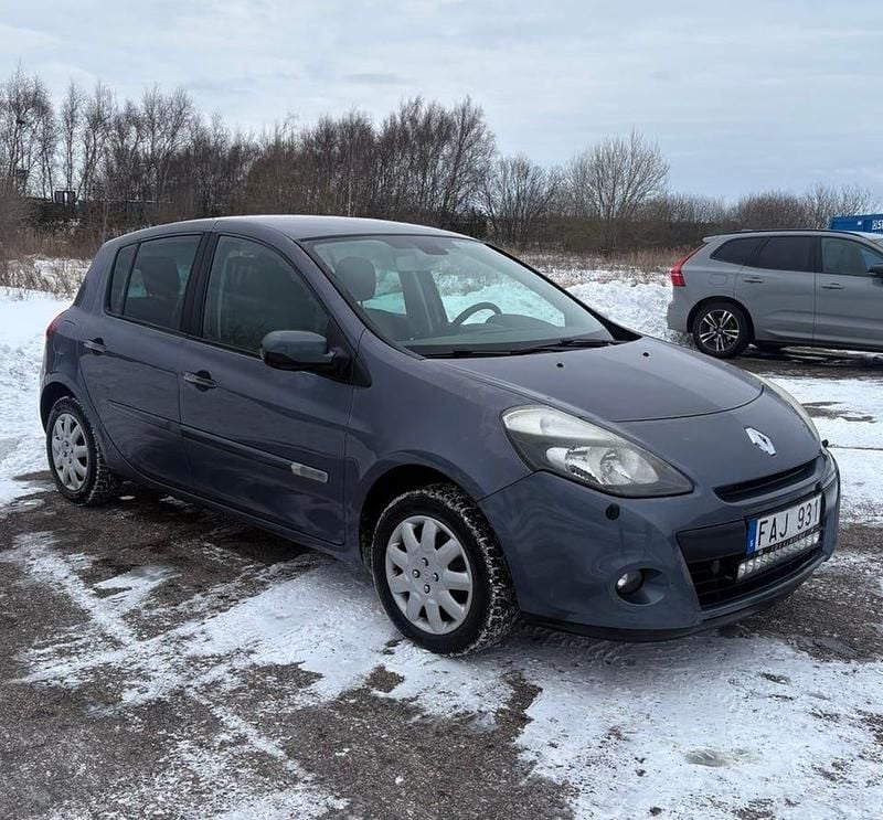 Begagnad Renault Clio II 75 HK (55 kW) 2010 Halvkombi