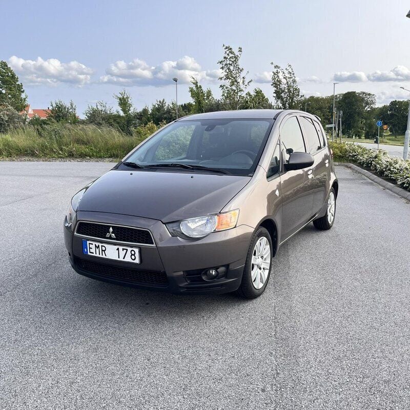 Brun Begagnad 2012 Mitsubishi Colt Halvkombi | 30 000 kr (Dyr) - Bild 1/4