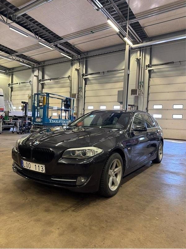 Grå Begagnad 2011 BMW 520 Kombi | 85 000 kr (Marknadspris) - Bild 1/4
