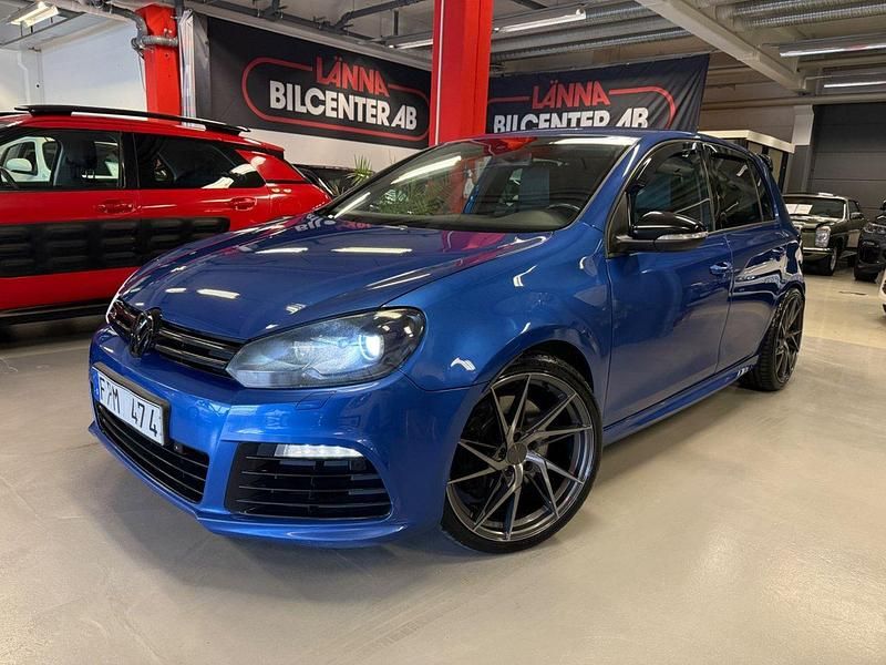 Blå Begagnad 2010 VW Golf VI R Halvkombi | 129 000 kr - Bild 1/4