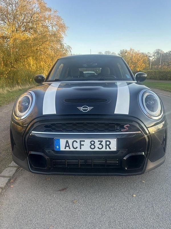 Svart Begagnad 2022 Mini Cooper S Halvkombi | 260 000 kr (Marknadspris) - Bild 1/4