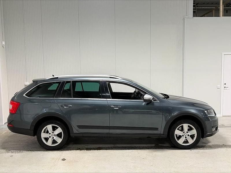 Begagnad Skoda Octavia Scout 184 HK (135 kW) 2017 Grå Kombi