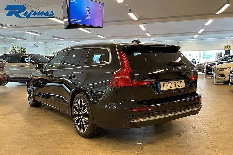 Begagnad Volvo V60 Core 253 HK (186 kW) 2022 Svart Kombi