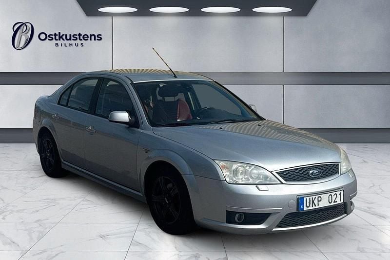 Silver Begagnad 2003 Ford Mondeo ST Sedan | 37 000 kr - Bild 1/4