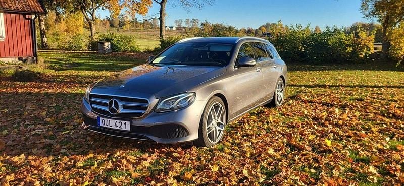 Grå Begagnad 2017 Mercedes E220 Avantgarde Kombi | 235 000 kr (Bra pris) - Bild 1/4
