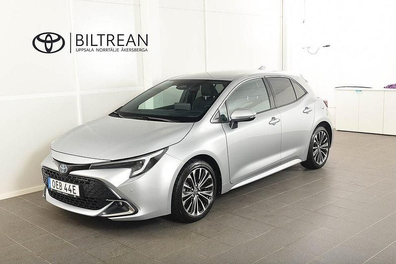 Silver Begagnad 2024 Toyota Corolla Style Halvkombi | 299 900 kr (Dyr) - Bild 1/4