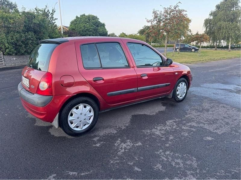 Röd Begagnad 2005 Renault Clio R.S. Expression Halvkombi | 18 000 kr (Marknadspris) - Bild 1/4