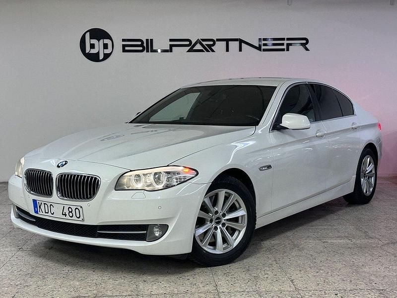 Vit Begagnad 2013 BMW 530 Sedan | 144 900 kr (Marknadspris) - Bild 1/4