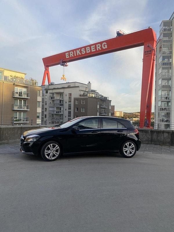 Svart Begagnad 2017 Mercedes A180 Halvkombi | 145 000 kr (Marknadspris) - Bild 1/4