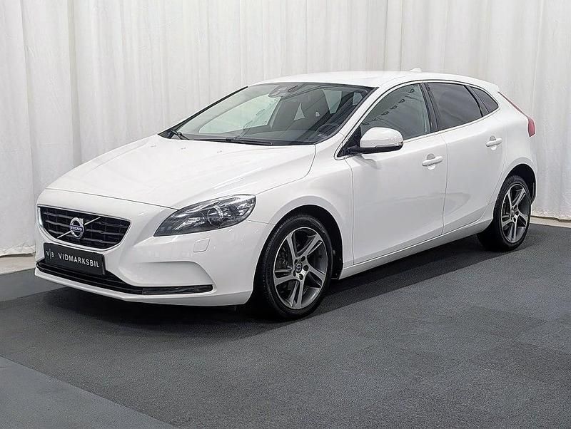 Vit Begagnad 2014 Volvo V40 Halvkombi | 87 900 kr (Marknadspris) - Bild 1/4