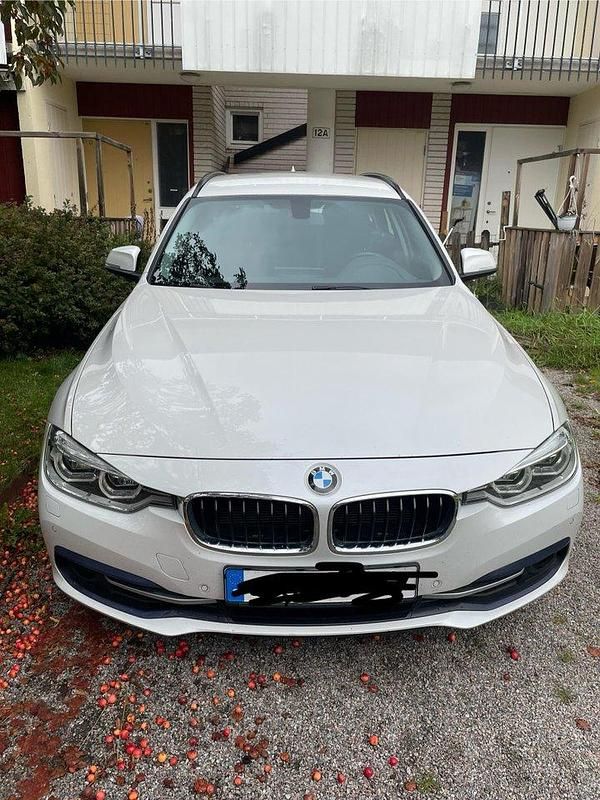 Vit Begagnad 2016 BMW 320 Sport Line Kombi | 179 000 kr (Bra pris) - Bild 1/4