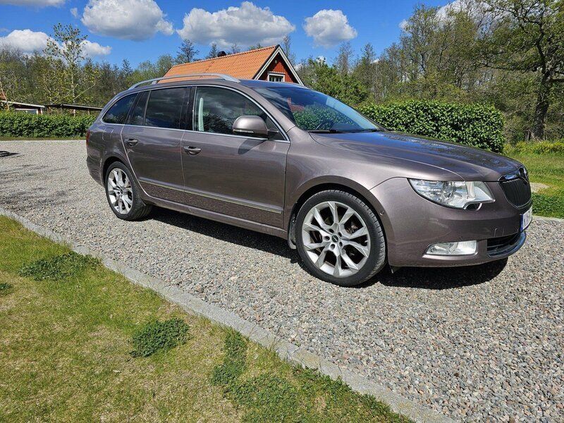 Brun Begagnad 2011 Skoda Superb Elegance Kombi | 84 500 kr (Marknadspris) - Bild 1/4