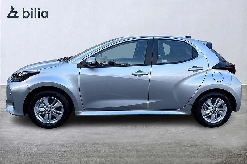 Begagnad Toyota Yaris Hybrid Active 117 HK (86 kW) 2024 Silver Halvkombi