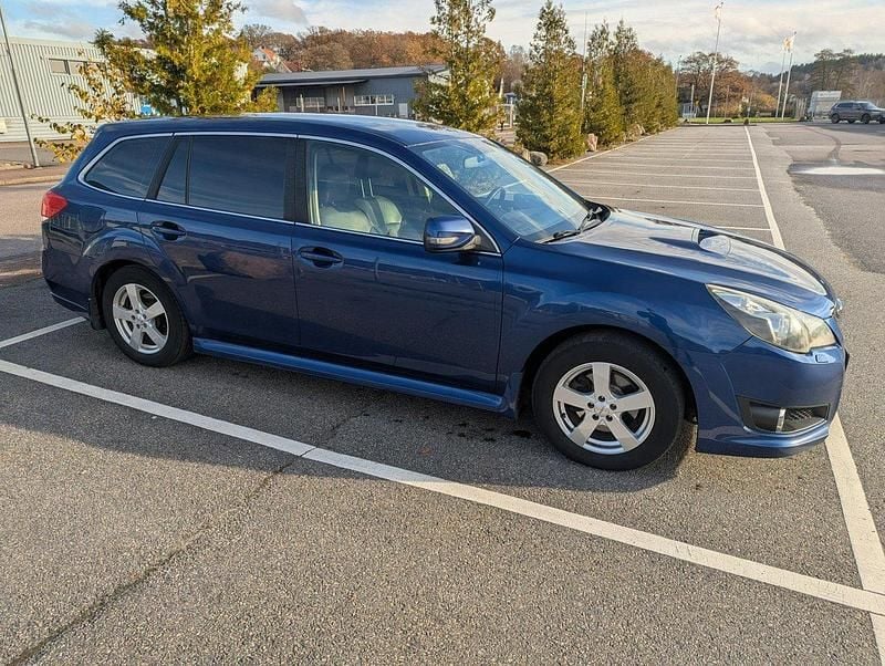 Blå Begagnad 2010 Subaru Legacy Kombi | 32 000 kr (Superpris) - Bild 1/4