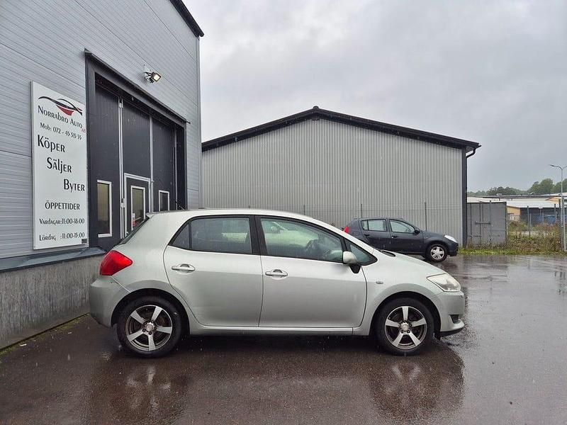 Begagnad Toyota Auris 124 HK (91 kW) 2007 Silver Halvkombi