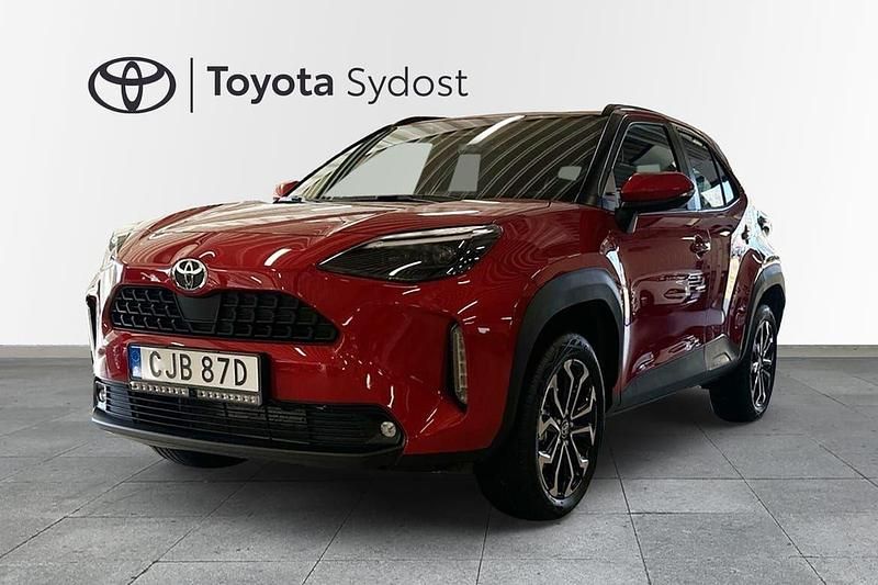 Röd Begagnad 2025 Toyota Yaris Hybrid Active SUV | 339 000 kr - Bild 1/4